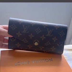 Louis Vuitton Sarah wallet never used